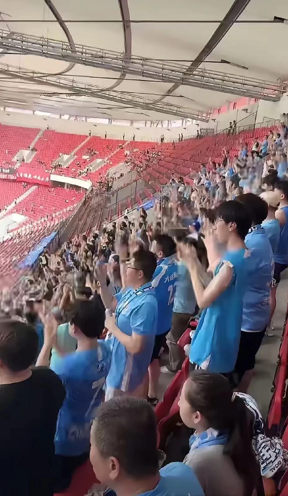 下面这个图片是那里？为什么这么多的座位都是空的？一场足球比赛为什么观众只有这么一