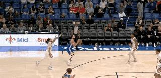 #nba# 阿尔瓦拉多真的积极啊，库里都敢帽啊。
这球，这个老六真的积极啊，在这