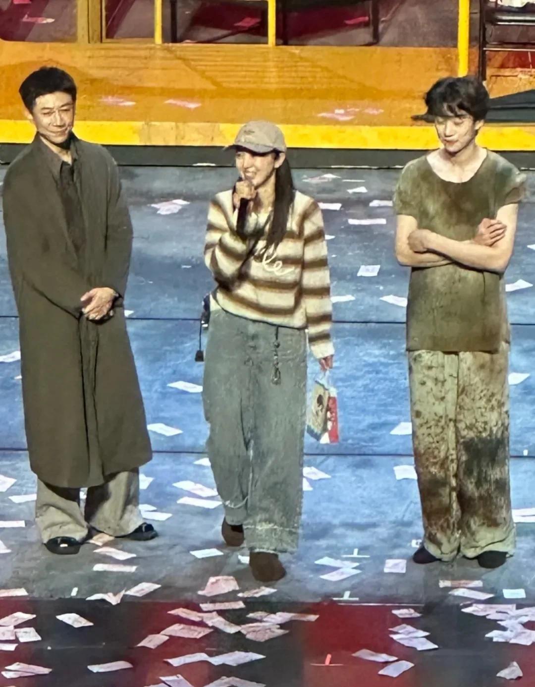 董璇现身北大，因为张维伊和金靖在北大演话剧，她特地来捧场！
她戴着棒球帽，穿着条