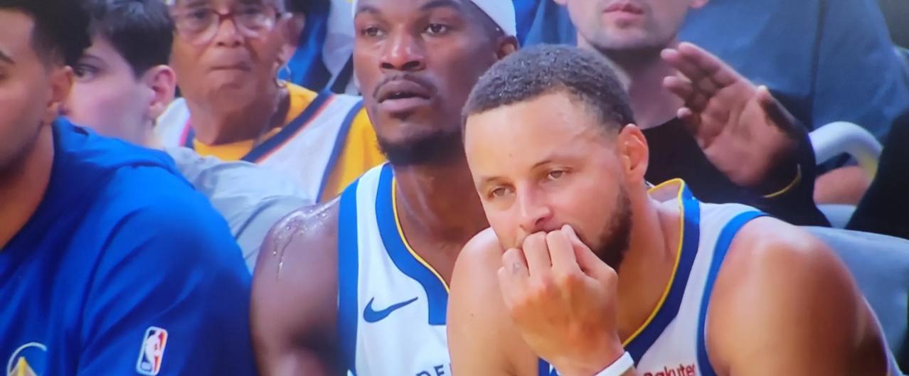 NBA季前赛，勇士对阵湖人，主力都没上，库里、巴特勒、詹姆斯都在场下坐着。勇士格