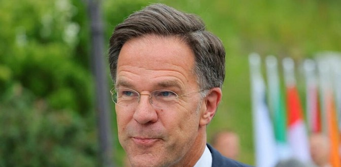 北约英国争相献媚，为了啥？











北约秘书长和英国首相，最近动作