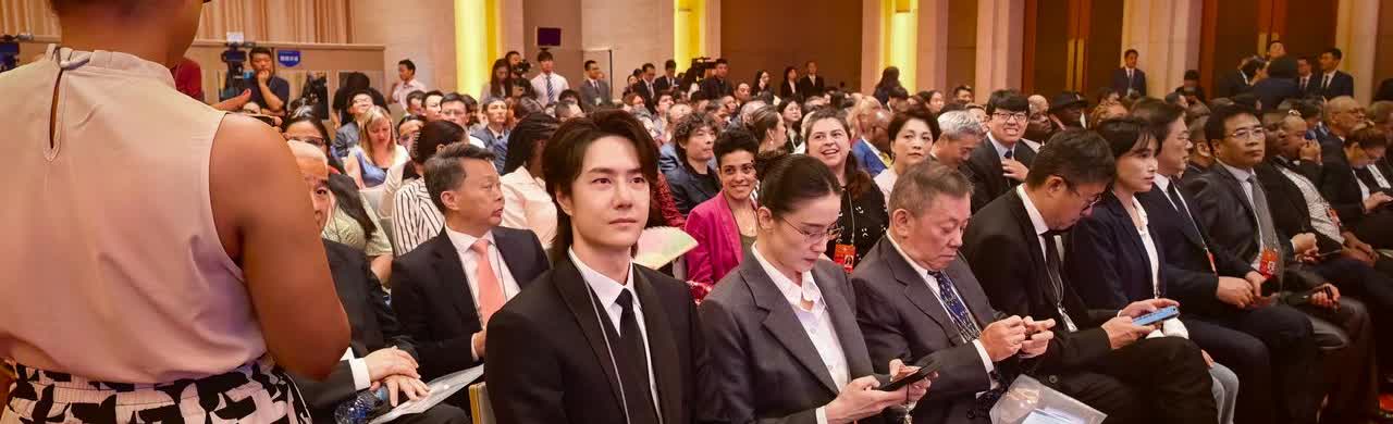 前两天上窜下跳造谣你博爹的人呢？来让你博爹扇脸来。那些自己没两根头发就觉得别人都