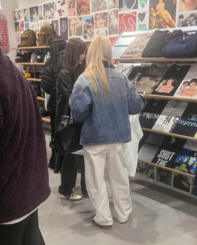 网友日本街头偶遇lisa购物，这原图直出的美貌