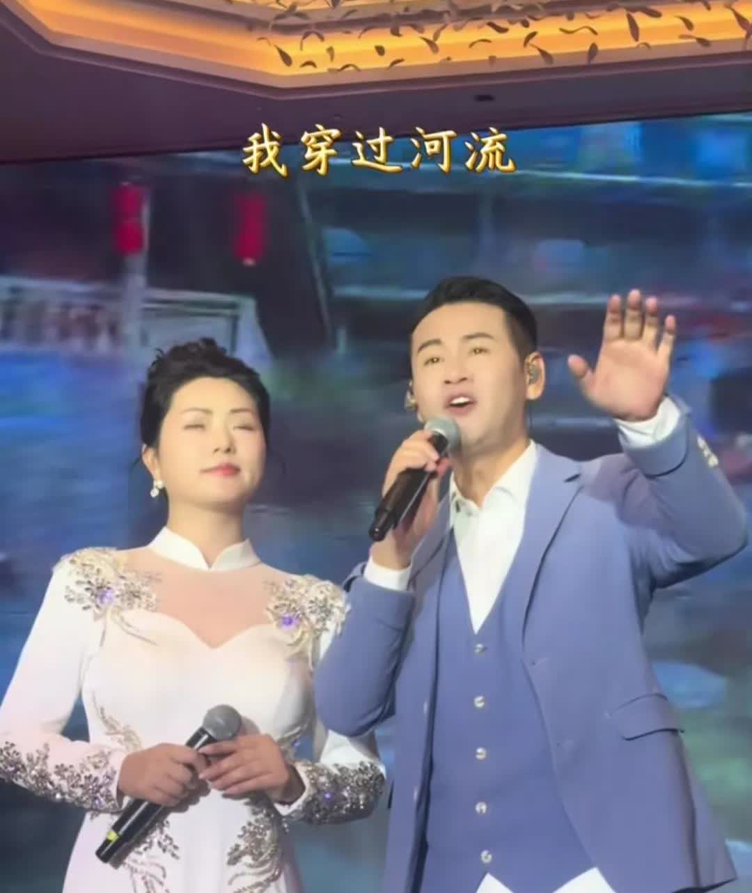 罗娇向徐子崴表白说，希望两人能一直相伴直至老去，一起靠着南墙晒太阳，一同看月亮，
