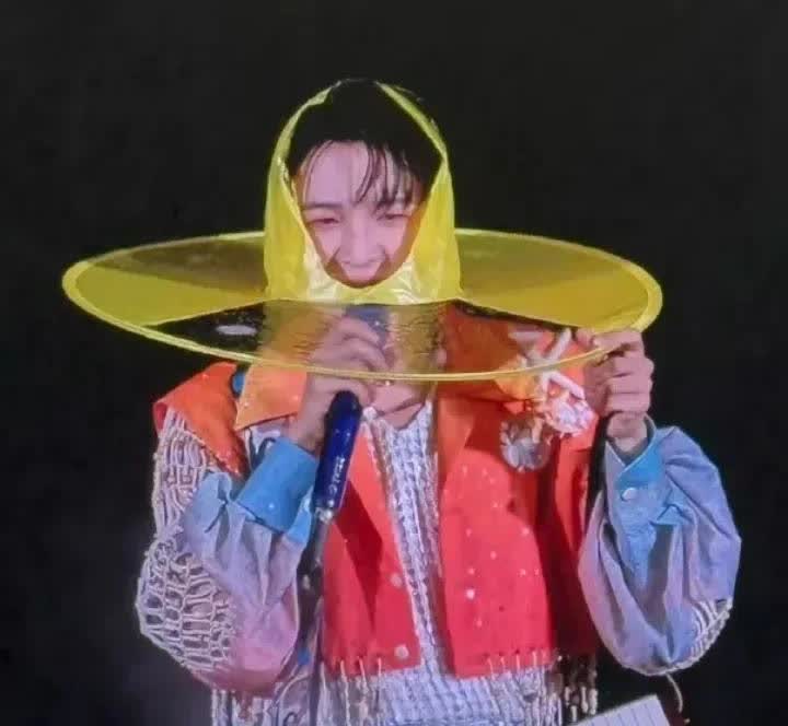 周深真是內娱活人天花板！
南京演唱会遇上大雨
歌迷疯狂喊话周深穿雨衣，周深听