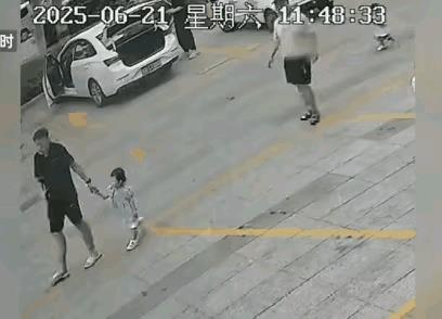 看到这个家长这样带小孩，就忍不住想骂他几句！
大家来看看，视频中这个家长他是怎么