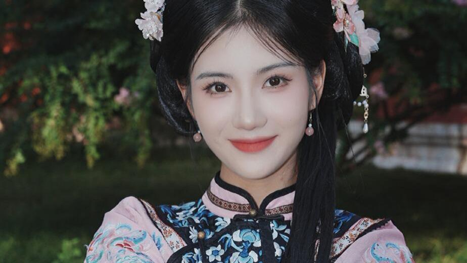 夏思凝晒出清朝古装写真，精致绣花细腻线条勾勒出优雅身姿