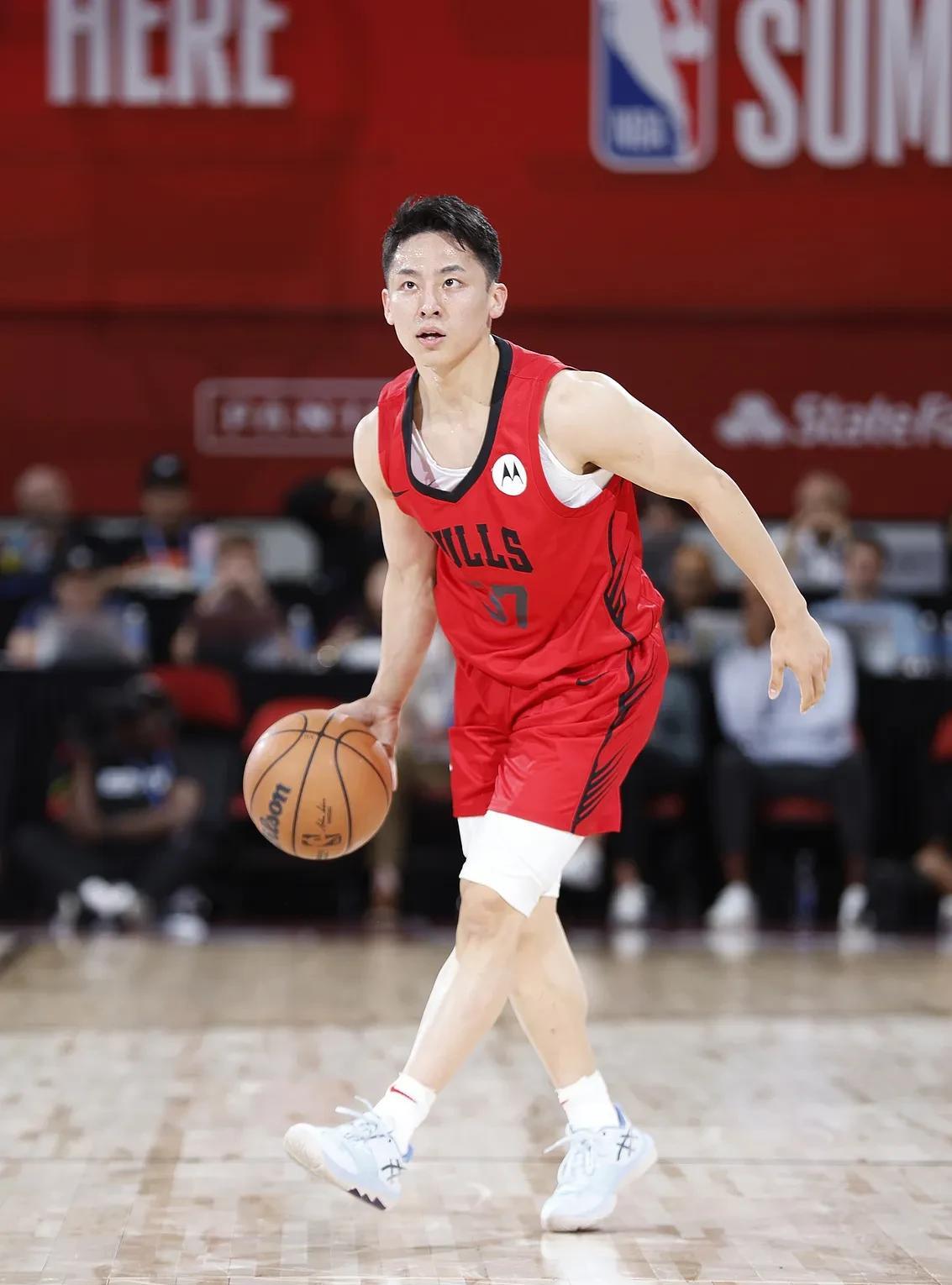 徐杰在亚洲杯老对手，今天在nba传来好消息，与公牛签下一份双向合同，球队放弃一个