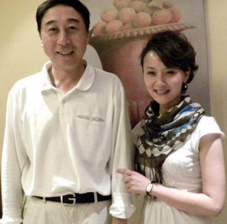 我是冯巩的地下情人，我要曝光他，他哄骗我和他发生关系，再三保证会对我负责，可提上