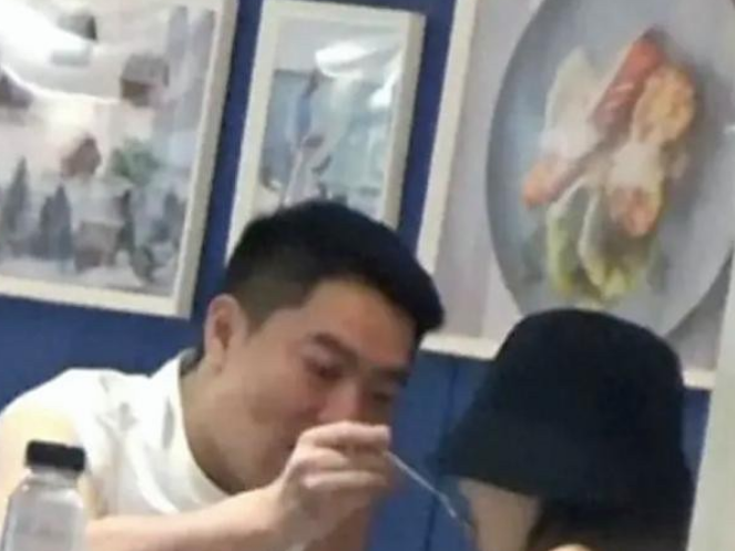 45岁的殷桃与男友在北京一小面馆被拍。她身着低胸吊带，墨镜遮面，本该是高冷女神模
