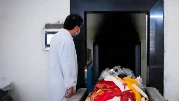 女子办亲人丧事后三月发现埋错人，殡仪馆称原经办人病逝，将强化管理