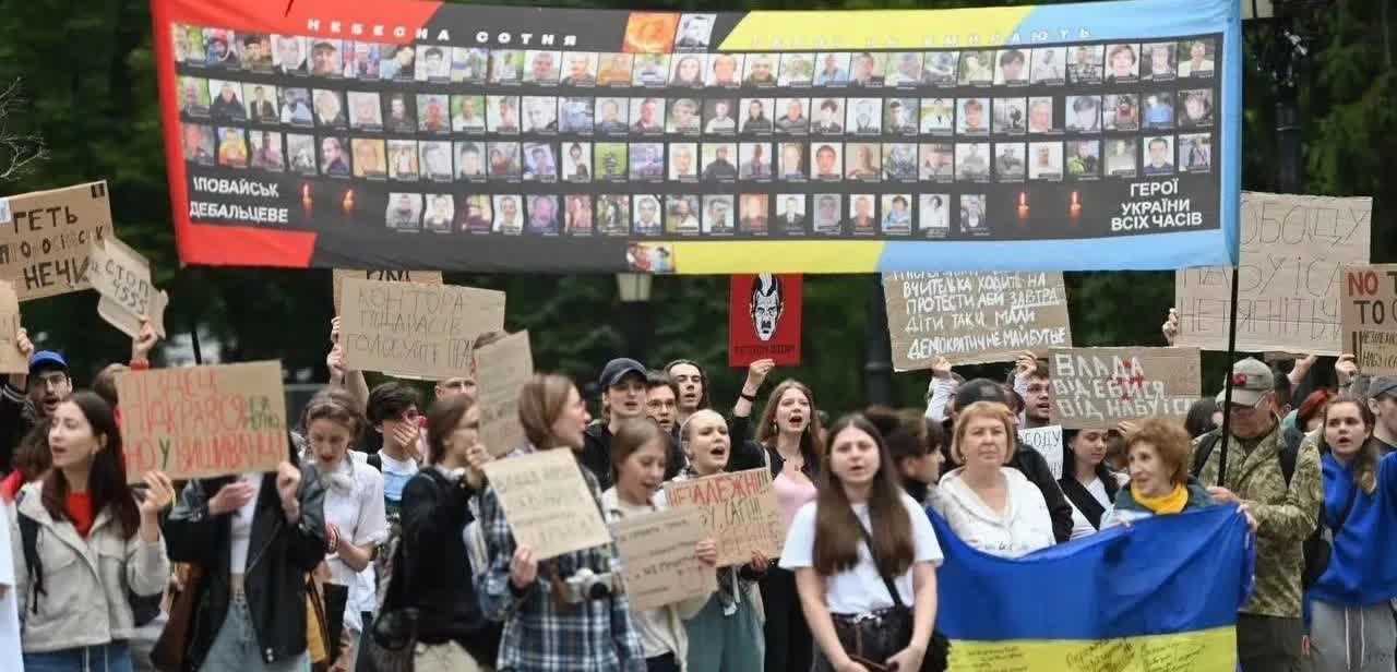 美联社报道，7月31日，乌克兰民众在该国首都基辅的乌克兰最高拉达大楼外举行抗议活