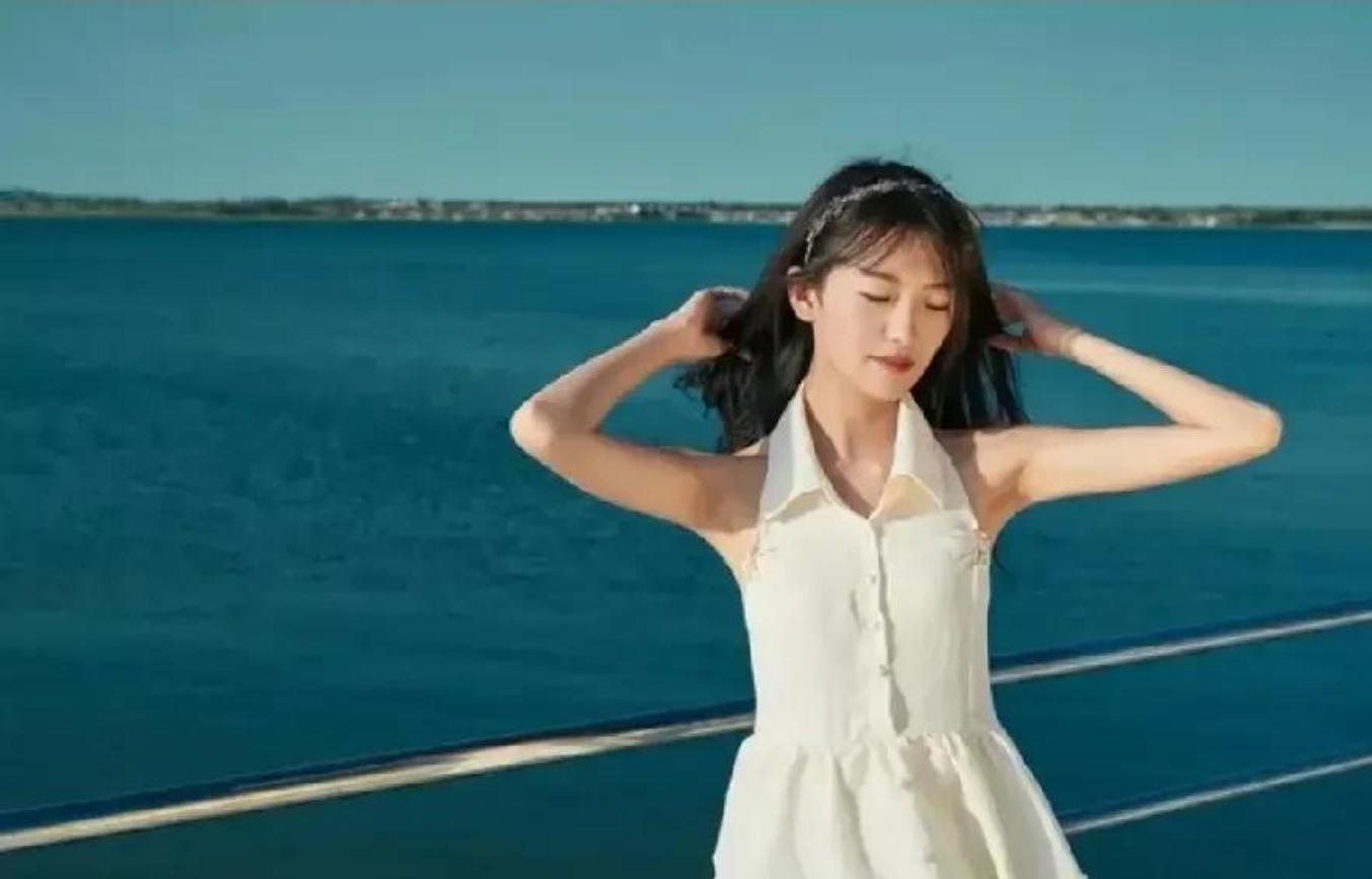 女儿问我有没有十万元存款，我如实回答有。



这突如其来的问题，跨度之大令我吃