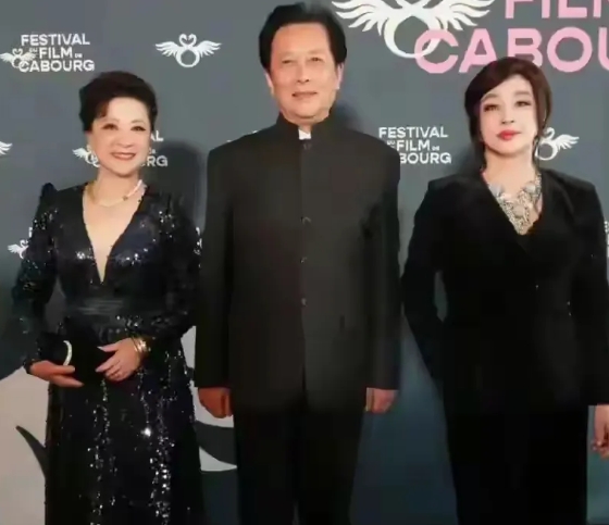 这是一张演艺界三位老戏骨的合影照。站在C位的这名男士，是著名特型演员唐国强。近年