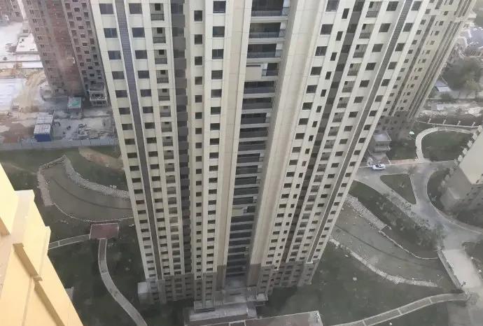 我家领导跟我商量，趁着房价低腾笼换鸟，我说“你用词不当”。腾笼换鸟是房子不动，把