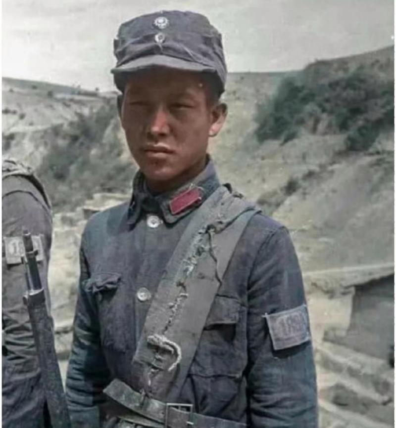 抗战时期，一交通员不幸被捕，伪军押着他前往日军宪兵队领赏，途中，一位日伪军趁着四
