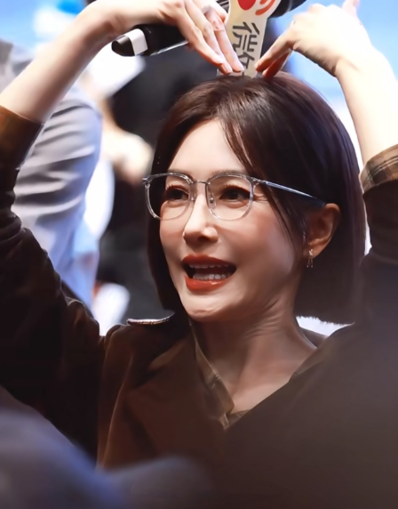 秦岚白冰钟汉良同框，跳舞起来好欢乐。秦岚白冰同框，笑起来都好美~
秦岚、钟汉良和