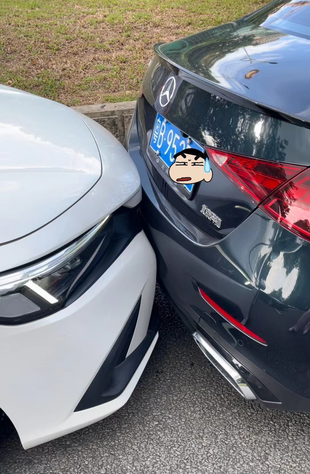 提车不到一个月被追尾了
对方基本上是牌框撞上来，看不出什么损伤，而我这边被磨掉了