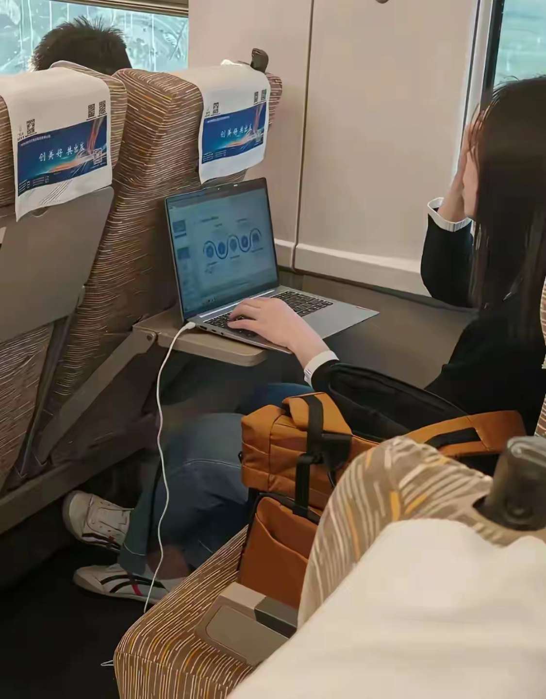 这样的人工资怎么也得过万吧？