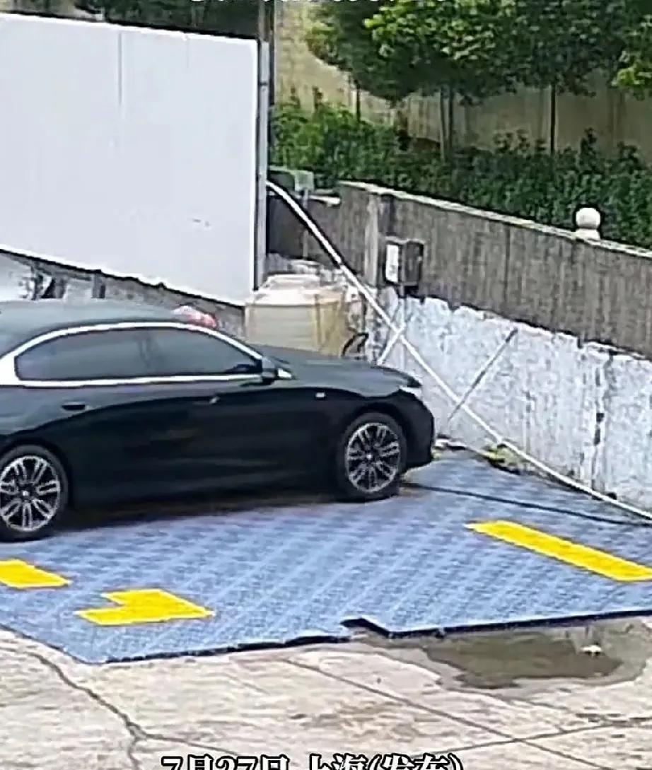 7月27日，上海。客户将一辆宝马车，交由一家洗车店洗。一个刚从学校毕业的学徒工接