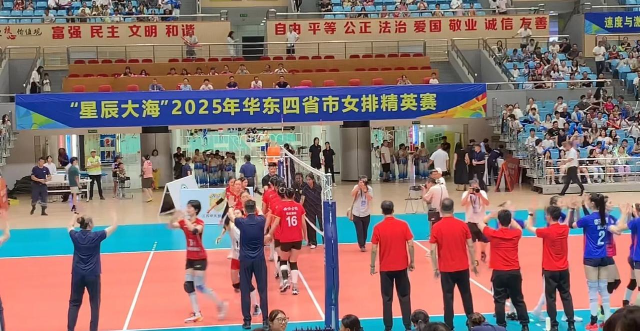 浙江女排3-1江苏夺取华东四省市排球精英赛冠军。江苏队在本场比赛中用常子鑫打主攻