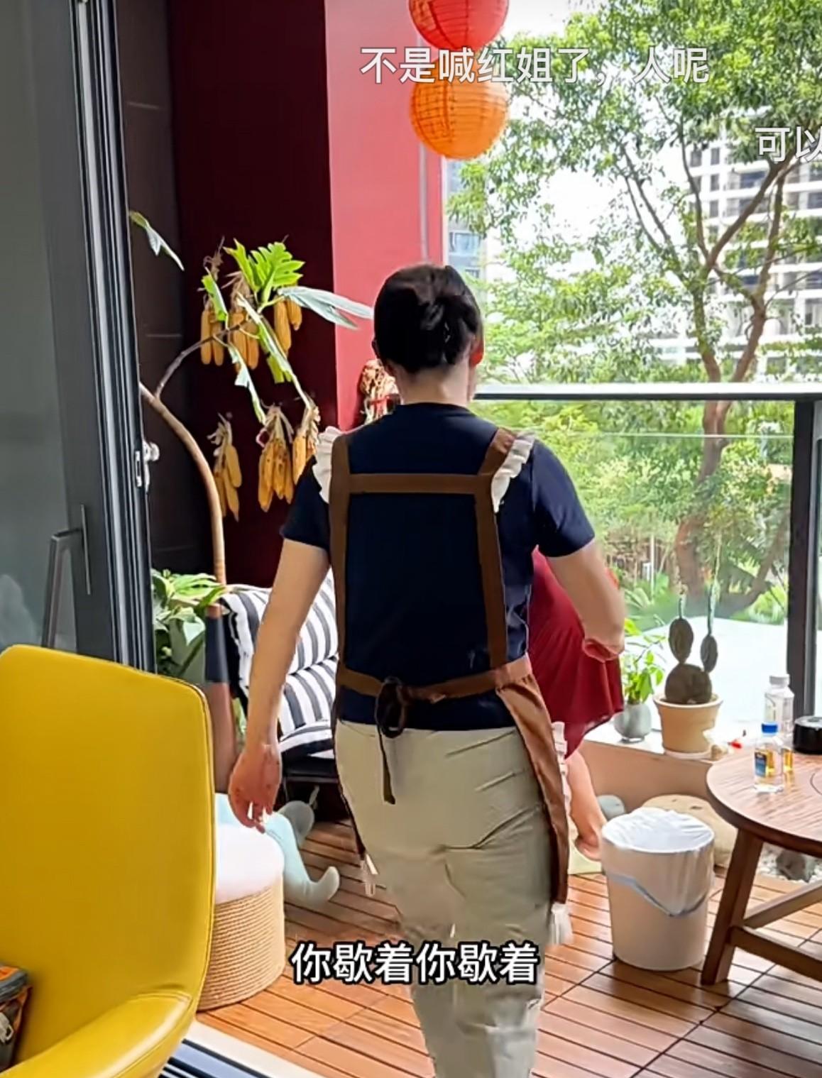红姐在这一期的表现相当出色呢。看到小凤婆婆在干活，她马上就赶过去，让小凤婆婆休息