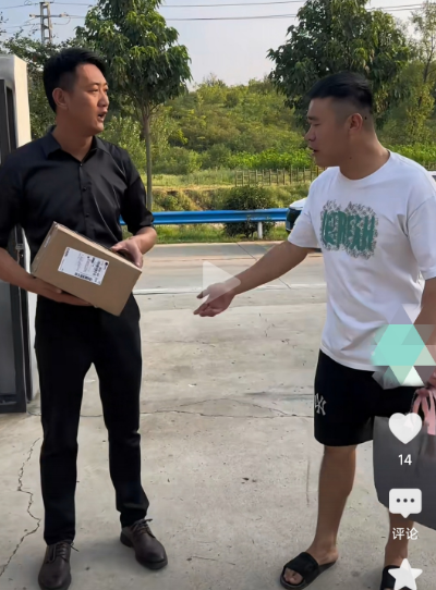 阿杜嫉妒之心彻底的爆发，李佳老同学来了，这回阿杜失去了理智

阿杜对阿亮说：饭已