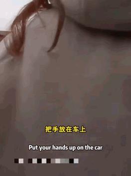 国外女大学生上警车开玩笑，碰到铁板了，这要是男警察估计不会这么较真，但是她上了女