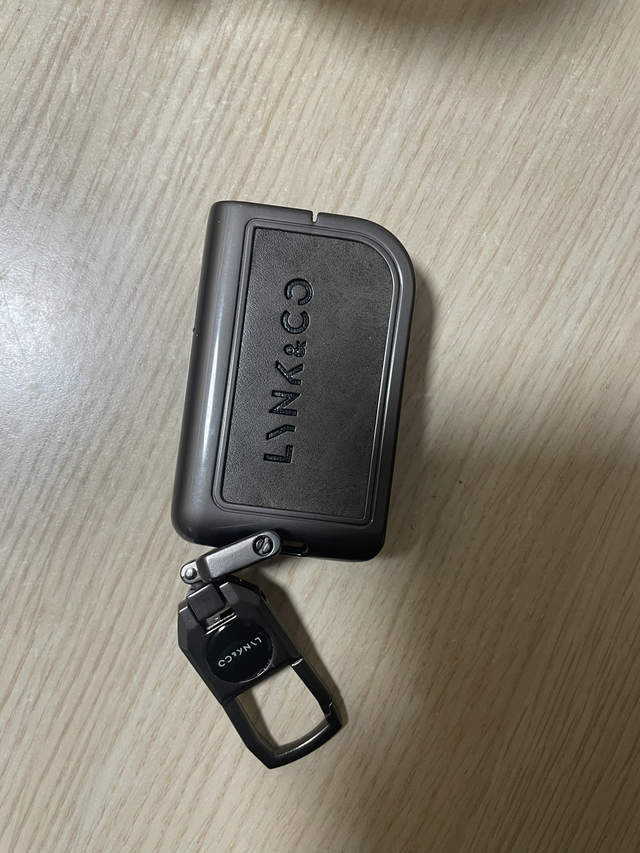 钥匙套挡信号
这款钥匙套 外壳金属的 装上后有点粗大，对信号影响比较大，无钥匙进