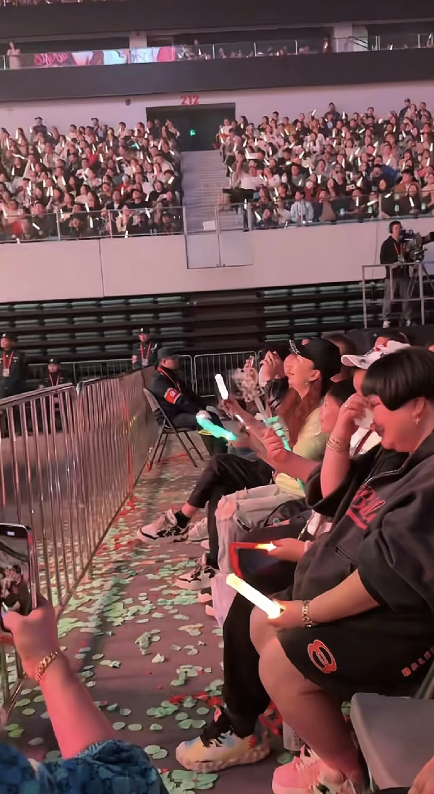 王惠在岳云鹏演唱会现场哭了!11月9日晚上，岳云鹏西安演唱会一大惊喜，王惠助阵并