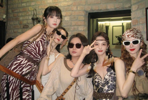 李一桐和姐姐妹妹们同框超有爱，她一路的努力换来的好作品观众都看在眼里，继续加油。