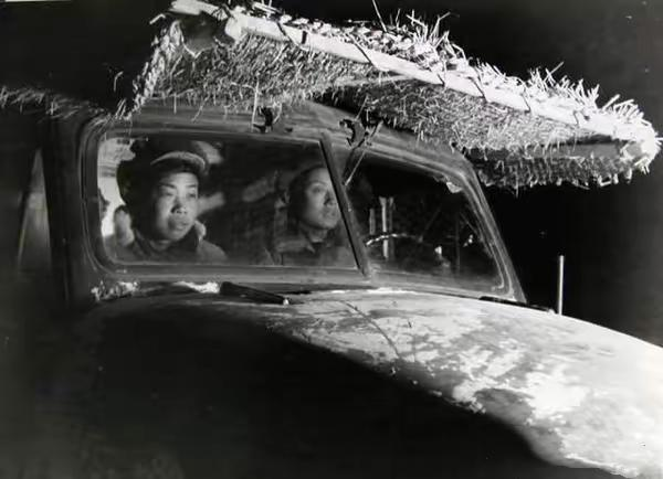 一名汽车兵原本要把2吨高粱米运到前线，但等他把车开到前线阵地后，大家却只看到车厢