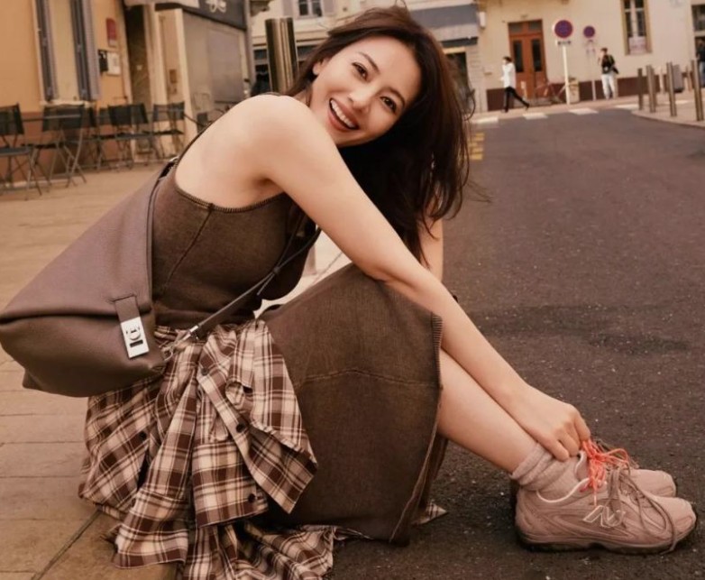 娱乐圈难得的清纯演员之一就是高圆圆，还有一个袁泉！美貌就成了高圆圆的一把利器。 