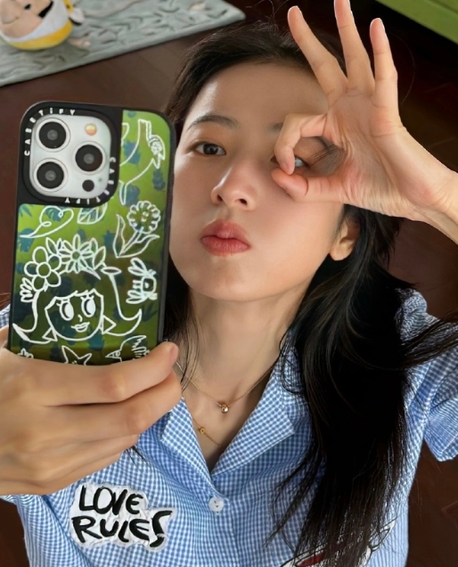 此前金靖在采访中的相关言论，在周雨彤处于舆论争议时被旧事重提。面对这一情况，金靖