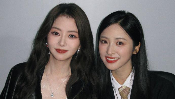 沈月晒新年自拍美照，与谭松韵同框出镜，简直是比美现场！