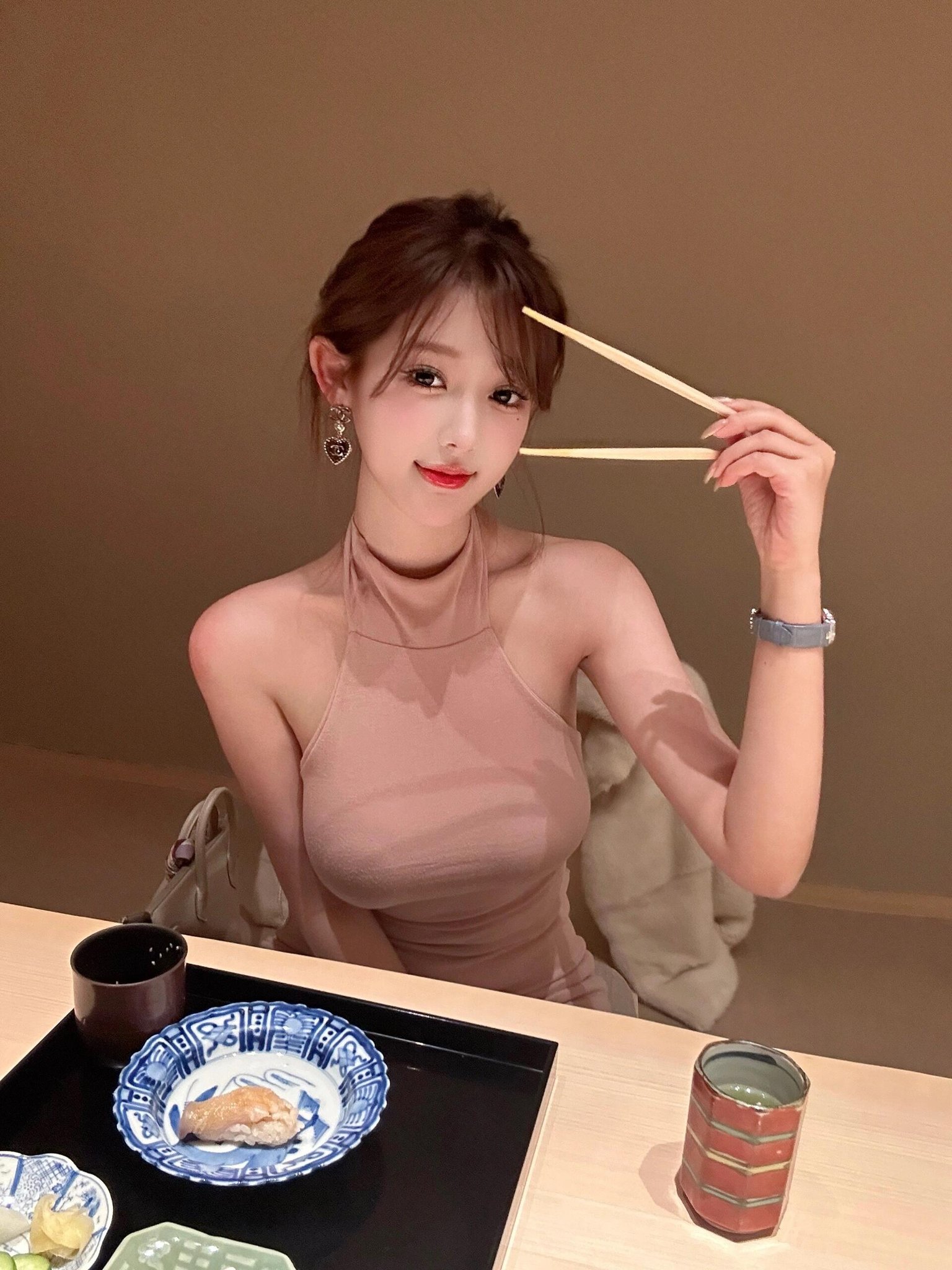 美女虽然吃得少，但是别人吃得好啊