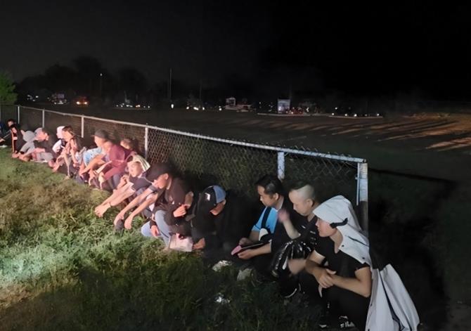 去年，美国打算遣返3.6万中国籍非法移民，中国为何拒绝接收？我们要明白，这些中国