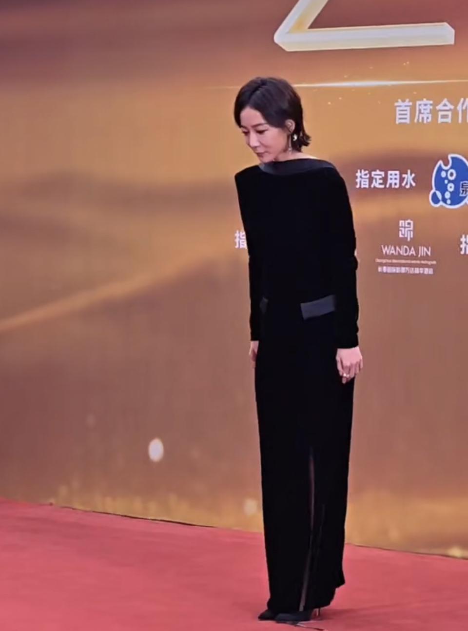 家人们，2025长春电影节闭幕式红毯，王珞丹直接把“惊艳”二字焊在身上了！
一袭