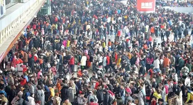 中国铁路不缺客源但是亏损，是什么原因？
这么说吧，中国铁路的客流量那绝对是杠杠的