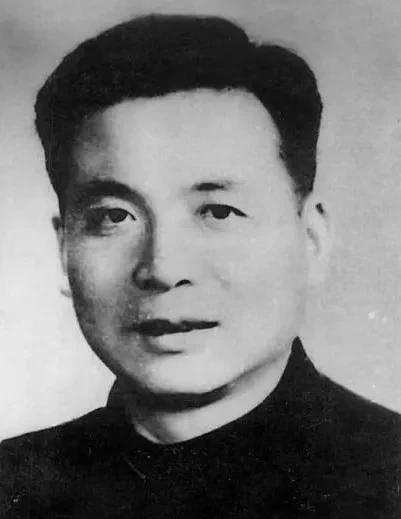 #历史上的今天# #历史故事# #历史回眸# 国之脊梁，缅怀“两弹元勋”邓稼先同