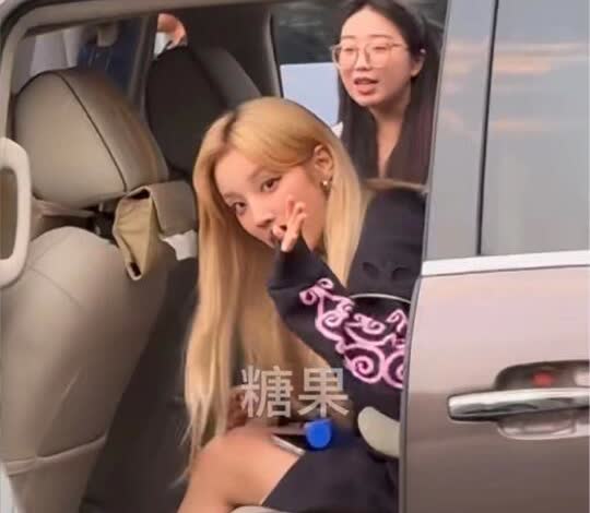 录节目喝脉动喔～期待明天宣发🥰
一听到名字就探头打招呼的宝宝
也太可爱了
