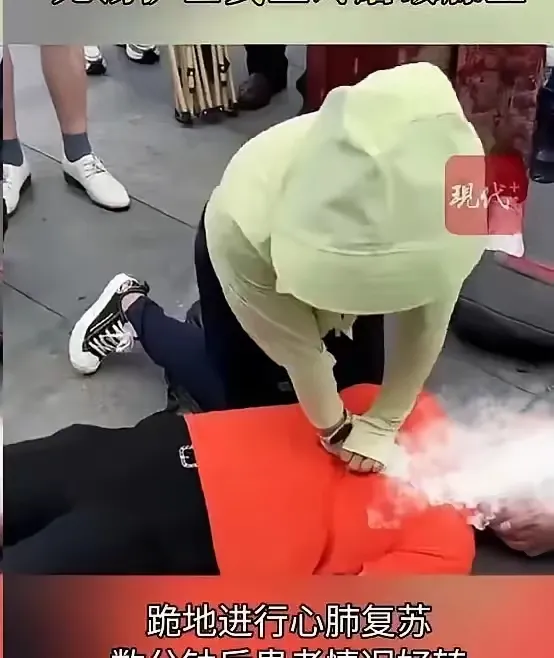 “泪目了！”上海，一男子带着妻子去火车站，可两人刚走到南广场，妻子就倒在地上，没
