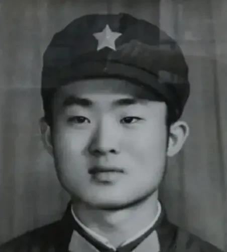他出生于军人家庭，从小受家庭环境影响，立志长大参军报国。
他参战牺牲后，他的英雄