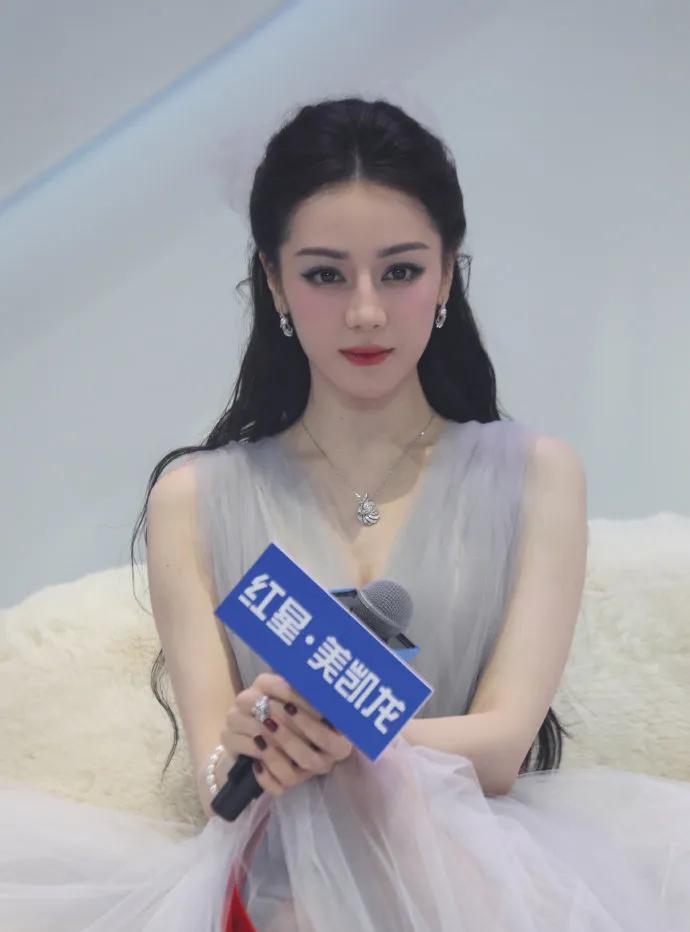 迪丽热巴与刘涛惊艳同框！天津红星美凯龙活动造型引热议
近日，天津红星美凯龙活动现