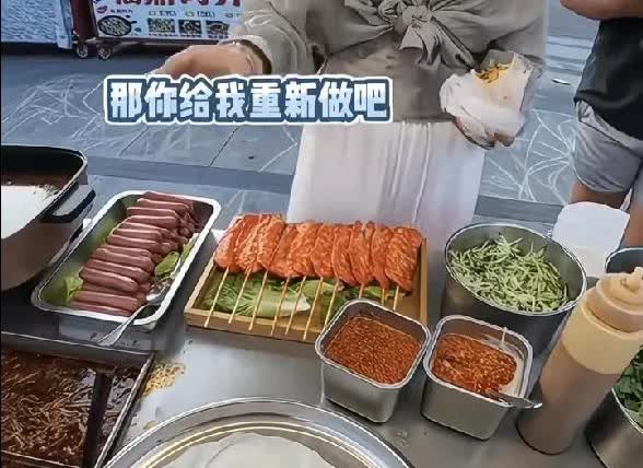 大热天的出来摆摊，钱没赚到几块，还得遇到这种人，有苦难言！
女子到摊位上买了个