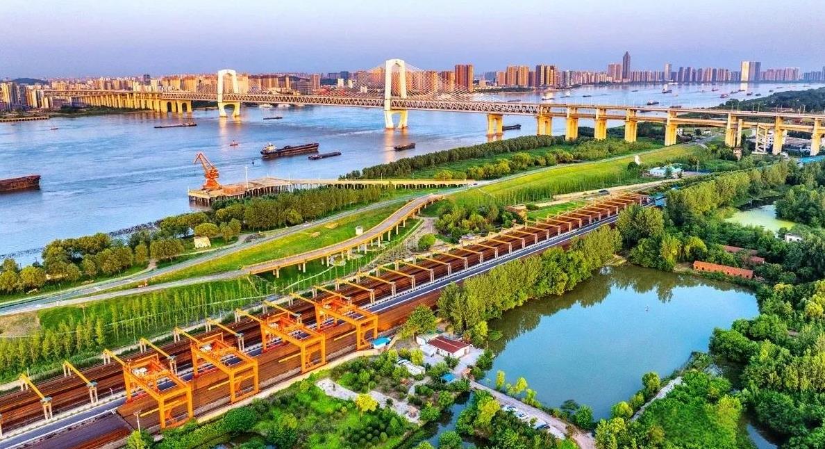 我认为中美斗争的本质是剥削与反剥削、压迫与反压迫。美国希望中国只生产衬衫、玩具，