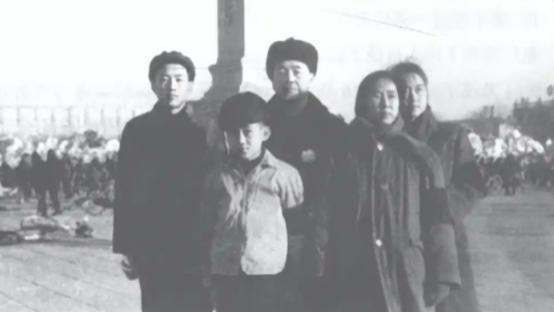 1976年清明，李鹏全家在天安门广场的照片，当时，他们都臂戴黑纱