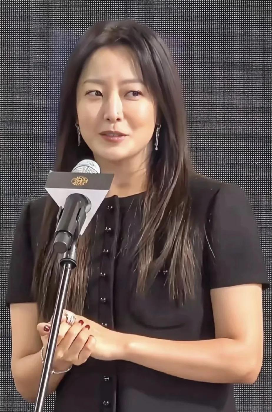 金喜善现在这状态，
一看就是没有整过容，是纯天然的美女！