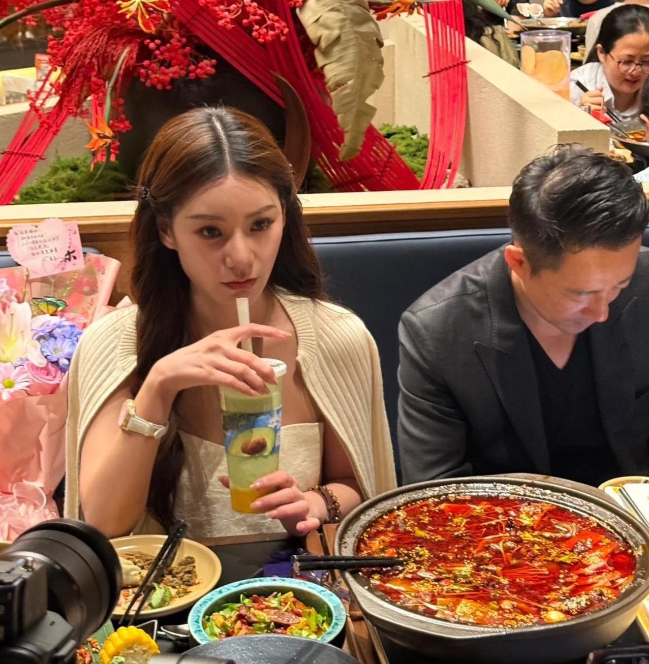 汪小菲身边那么多美女只有她能抓住就不是一般人，说明马小姐的职业性极强。
两个人现