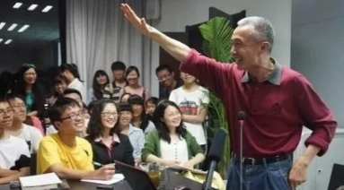1977年，戴建业高考考了289分，被华师大录取。没想到进了大学后，他立马傻眼了